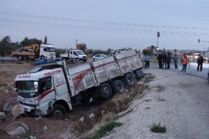 Kamyon ile kamyonet &ccedil;arpıştı: 6 yaralı