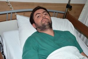 Hasta yakınları, doktorun kaburgalarını kırdı