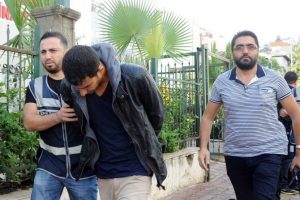 Telefon dolandırıcılarına cami avlusunda baskın