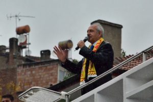 Kılı&ccedil;daroğlu yağmur altında konuştu