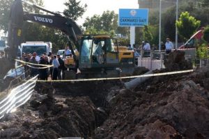 Kanalizasyon kanalında toprak altında kalan iş&ccedil;i &ouml;ld&uuml;
