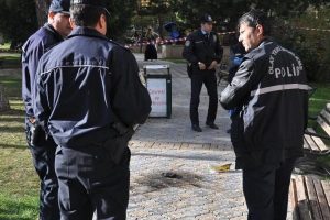 Bor&ccedil; alacak kavgasında benzin d&ouml;k&uuml;p yaktı