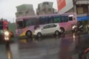 Dikkatsiz motosikletliler b&ouml;yle &ccedil;arpıştı
