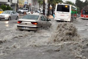 İzmir'de bazı ev ve iş yerlerini su bastı