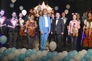 &Uuml;nl&uuml; orkestra şefinden &ccedil;ocuklara &ouml;zel g&ouml;steri
