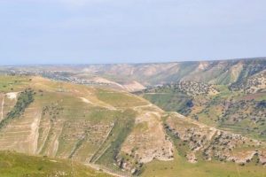 Filistinli bir gen&ccedil; Golan Tepeleri'ni paraş&uuml;tle aşarak Suriye'ye ge&ccedil;ti