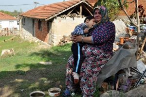 Bursa'da y&uuml;rek burkan yaşam m&uuml;cadelesi! Minik bedeni 30 ameliyat ge&ccedil;irdi, babasını yitirdi...