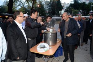 Bursa Osmangazi'de Başkan D&uuml;ndar &ccedil;orba dağıttı