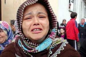 Acılı abla: 'G&ouml;z&uuml;m&uuml;n &ouml;n&uuml;nde kardeşimi doğradı