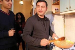 Demirtaş &ouml;ğrenci evinde mutfağa girip menemen yaptı