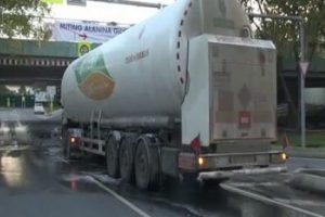 Atak&ouml;y'de sıvılaştırılmış doğalgaz taşıyan tanker altge&ccedil;ide sıkıştı