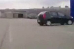 Kadın s&uuml;r&uuml;c&uuml; ara&ccedil; park etmeye kalkarsa