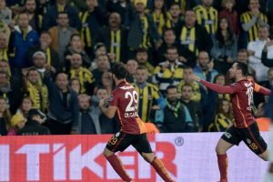 Derbi sonrası trib&uuml;n karıştı