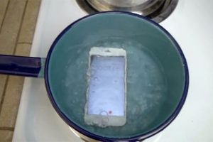 iPhone 6S'i kaynayan suya attılar