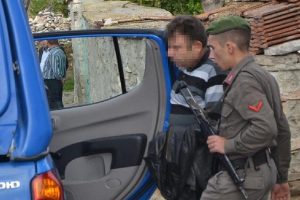 Evde tarihi eser kazısına 4 g&ouml;zaltı