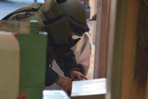 Eski valiz bomba korkusu yaşattı