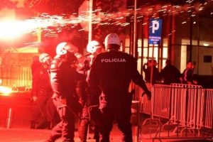 Karadağ'da polis ve g&ouml;stericiler arasında arbede: 39 yaralı