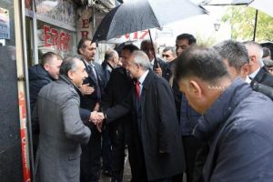 Kılı&ccedil;daroğlu, Kars'ta yağmur altında &ccedil;arşıyı gezdi