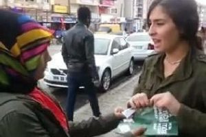 AK Parti broş&uuml;r&uuml; dağıtan kadınlara kadın tepkisi