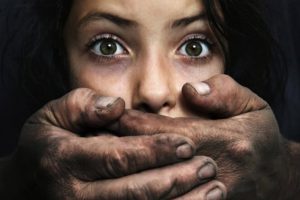 Arkadaşının yaşı k&uuml;&ccedil;&uuml;k kızıyla birlikte olan adama 19 yıl