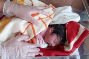 &Ccedil;ocuğunu deniz ambulansında d&uuml;nyaya getirdi