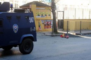 Okul &ouml;n&uuml;nde pankart alarmı...