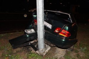 Samsun'da otomobil direğe &ccedil;arptı