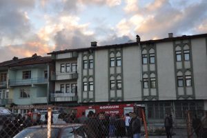 Yozgat'ta &ccedil;atı katında yangın korkuttu