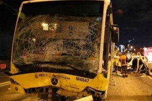 Metrob&uuml;s yolunda korkun&ccedil; kaza! 5 &ouml;l&uuml; 5 yaralı