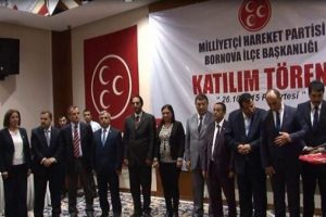 İzmir'de MHP'ye &ccedil;eşitli siyasi partilerden yaklaşık y&uuml;z kişi katıldı