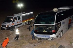 Yolcu otob&uuml;s&uuml; şarampole d&uuml;şt&uuml;: 19 yaralı