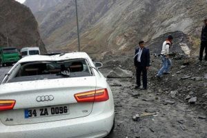 Seyir halindeki aracın &uuml;zerine kaya d&uuml;şt&uuml;