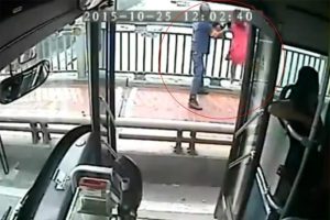 Otob&uuml;s&uuml; durdurup intihar etmek isteyen kadını kurtardı