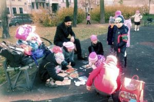 Sokak ressamı, d&uuml;nya &ccedil;ocuklarıyla resim yapıyor