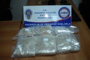 Sakarya'da yolcu otob&uuml;s&uuml;nde uyuşturucu yakalandı