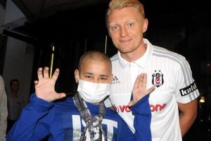 L&ouml;semi hastası İsmet'e Beşiktaş morali