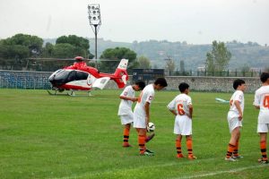 Bursa'da ma&ccedil;ın ortasına sahaya helikopter indi