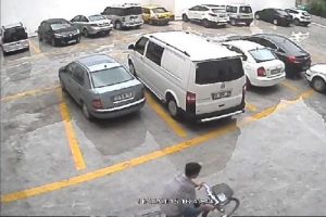 Otoparktaki bisikleti 10 saniyede &ccedil;aldı