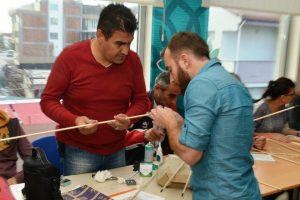 Nilsem kursiyerleri geleneksel ok yapımını &ouml;ğreniyor