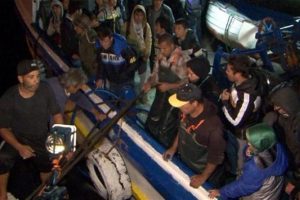 &Ccedil;eşme' de ka&ccedil;ak botu battı: 1 kişi &ouml;ld&uuml;, 43 kişi kurtarıldı