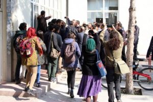 &Uuml;niversitede afiş gerginliği: 3 g&ouml;zaltı
