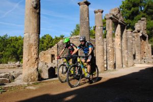 İtalyan bisiklet&ccedil;iler, Antalya'nın tarihi yerlerini pedal &ccedil;evirerek geziyor