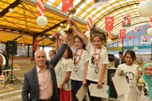 Bursa Nil&uuml;ferli &ouml;ğrencilerden Cumhuriyet koşusu