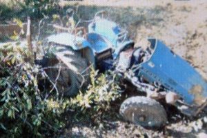 Bursa'da trakt&ouml;r şarampole yuvarlandı: 2 yaralı