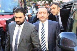 Kayyumlar polis eşliğinde İpek Grubu binasına girdi
