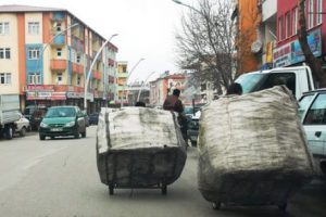 Suriyeli işsizlerin ge&ccedil;im kapısı 'kağıt toplayıcılığı'
