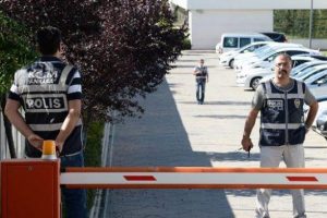 Kanalt&uuml;rk binasının bulunduğu cadde trafiğe kapatıldı