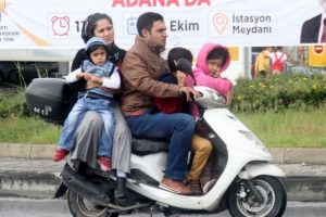 Motosiklette aile boyu tehlikeli yolculuk