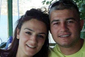 Tedavi g&ouml;ren eşine destek i&ccedil;in sa&ccedil;larını kestirdi