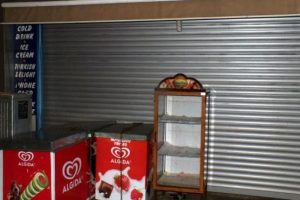 Hırsızlar girdikleri markette m&uuml;şteriye satış yaptı